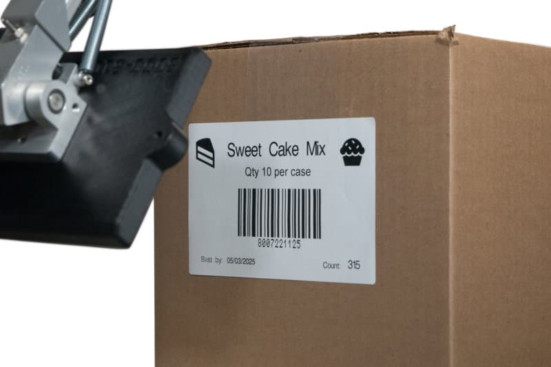 Etikettiersystem trägt Barcode Etikett auf Karton auf