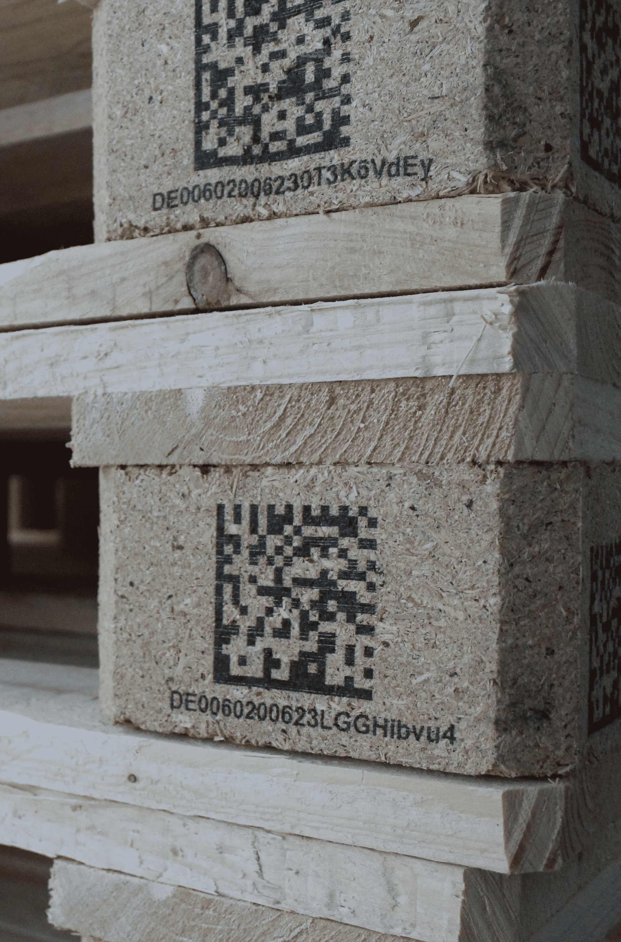 Nahansicht einer Palette mit aufgedrucktem QR-Code