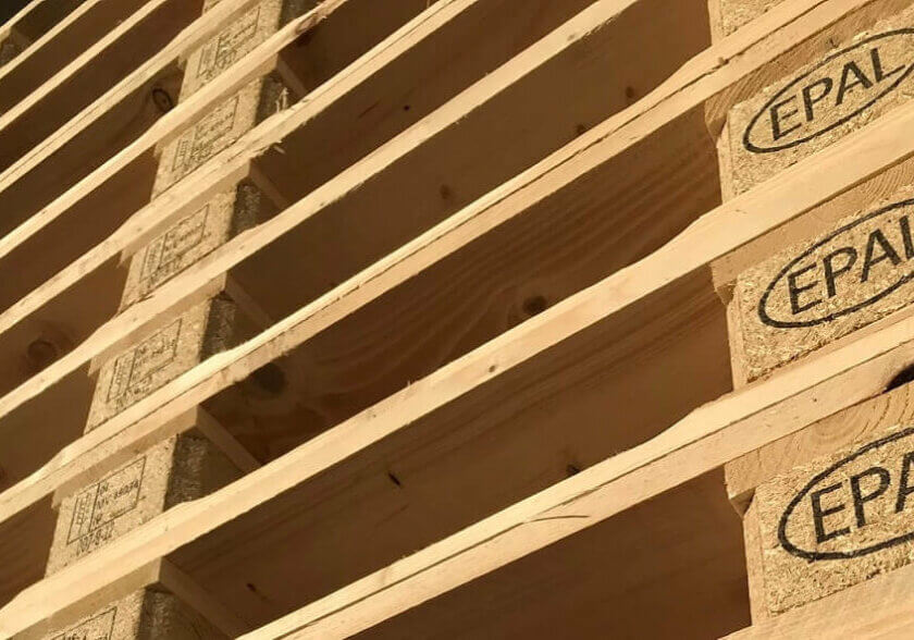 Una pila de palets con letras EPAL impresas